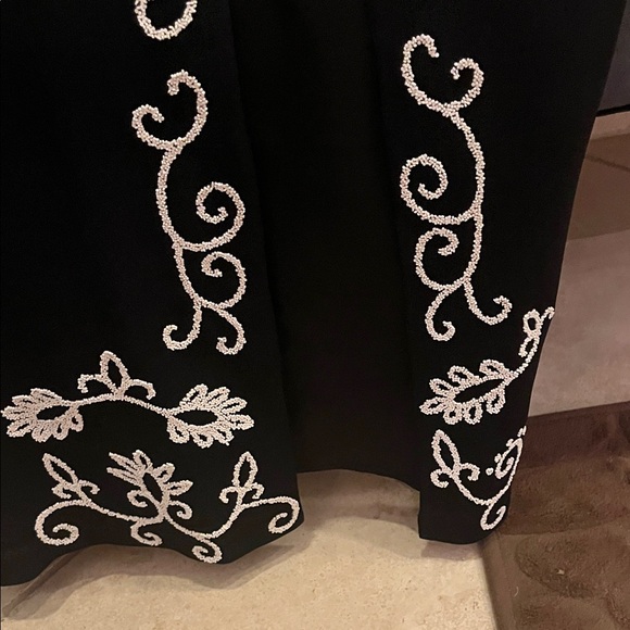 Cynthia Rowley Elegant Black Dress with White Embroidery - Picture 4 of 12